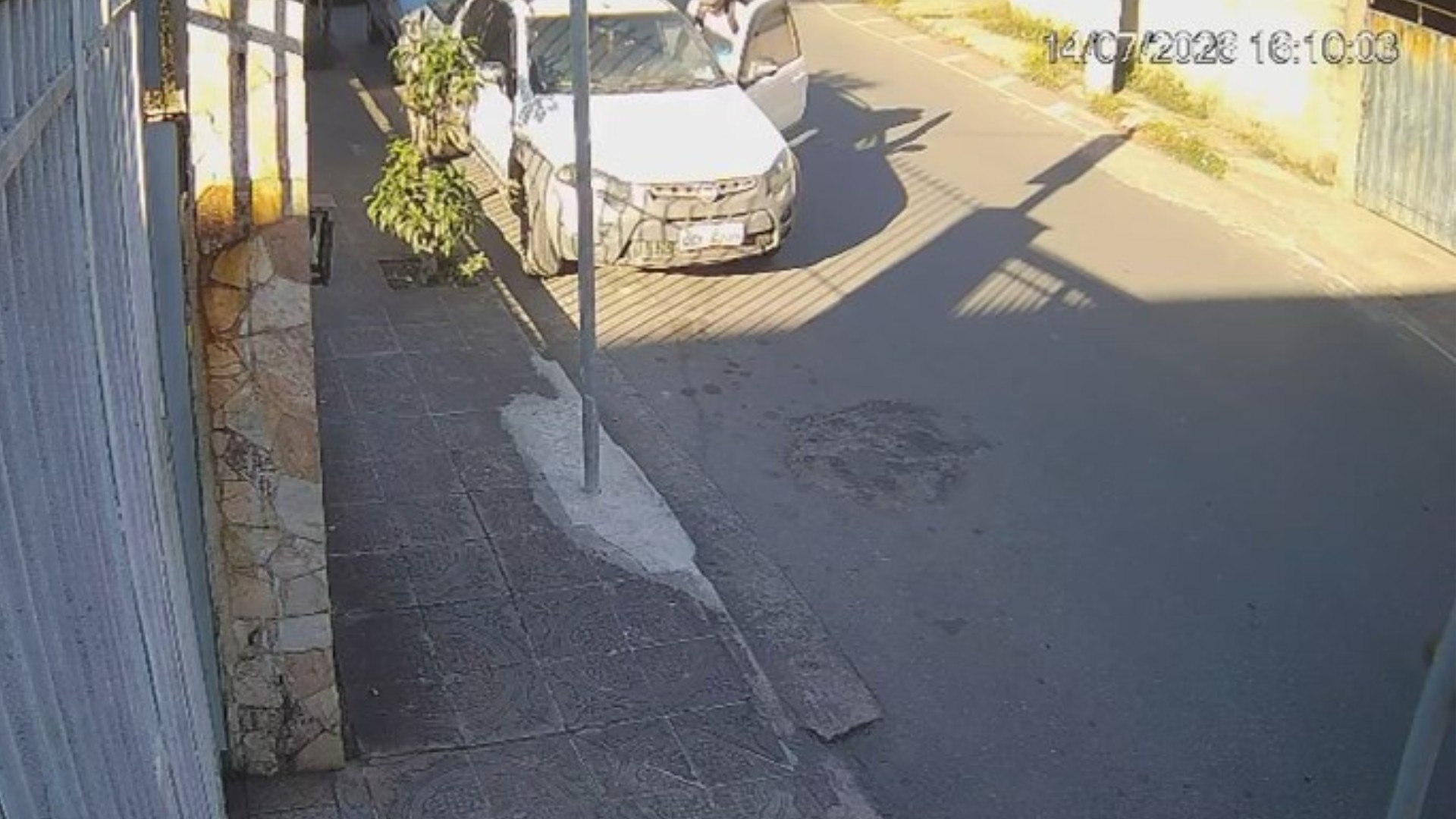 VÍDEO: Padre tem carro roubado durante o trabalho em mosteiro em MG