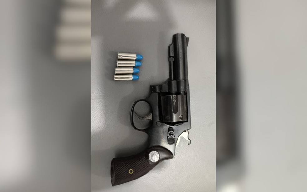 Arma apreendida com os criminosos que invadiram resid&ecirc;ncia e fizeram ref&eacute;ns em Rio Preto (SP) &mdash; Foto: Pol&iacute;cia Militar