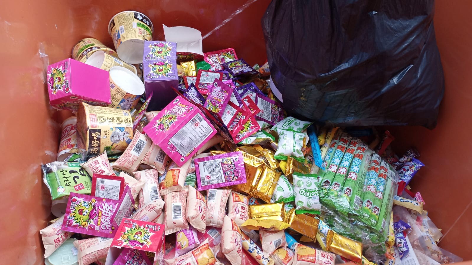 Mais de 2 mil produtos com rótulos irregulares são apreendidos em loja de produtos coreanos no Centro de Juiz de Fora