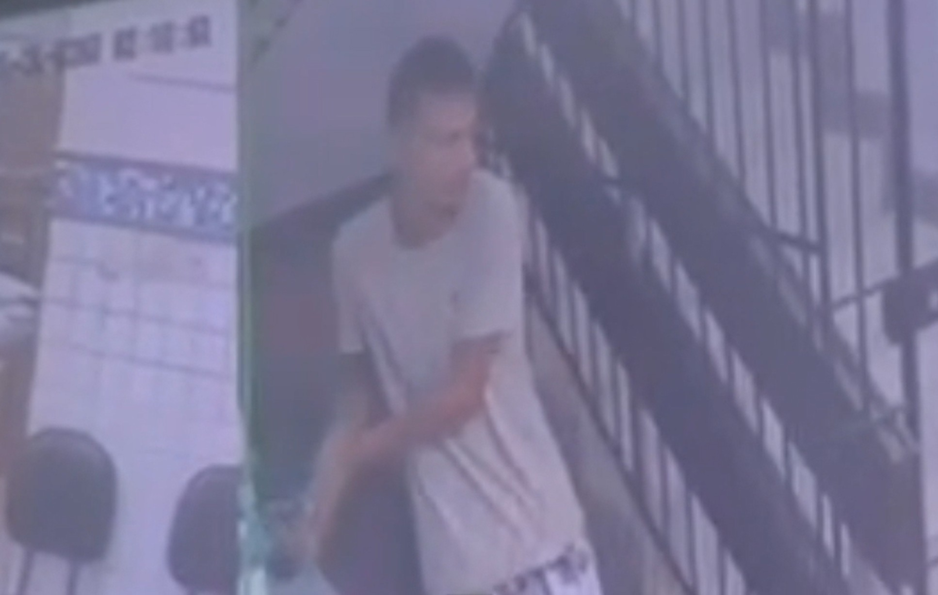 Preso se livra de algema e foge de delegacia em Boa Viagem; vídeo mostra fuga