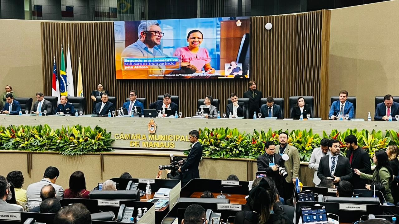 Reconstrução da passarela que caiu na Torquato Tapajós será retomada, diz David Almeida em retorno da Câmara 