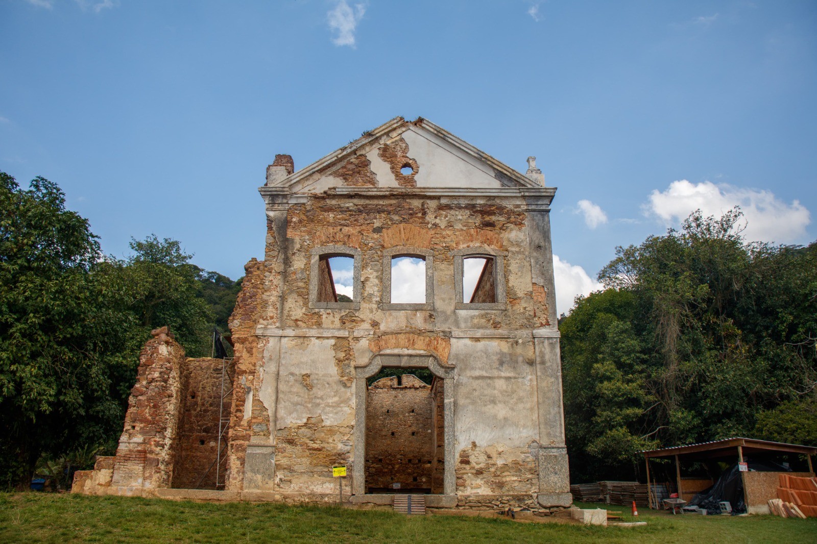 Capela do século 18 em ruínas será transformada em espaço cultural no interior do RJ