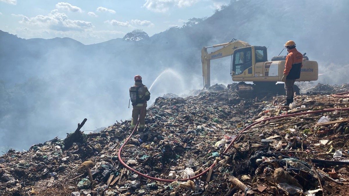 Bombeiros entram no 5º dia de combate a incêndio no lixão de Teresópolis, no RJ