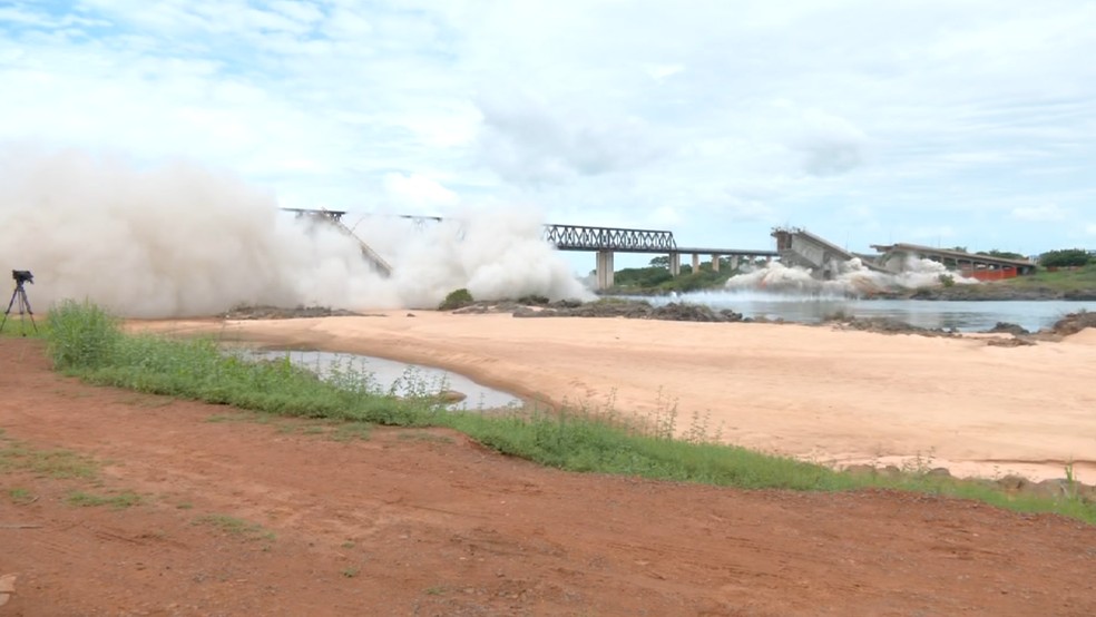 Implosão derruba o que sobrou de ponte — Foto: Reprodução/TV Anhanguera