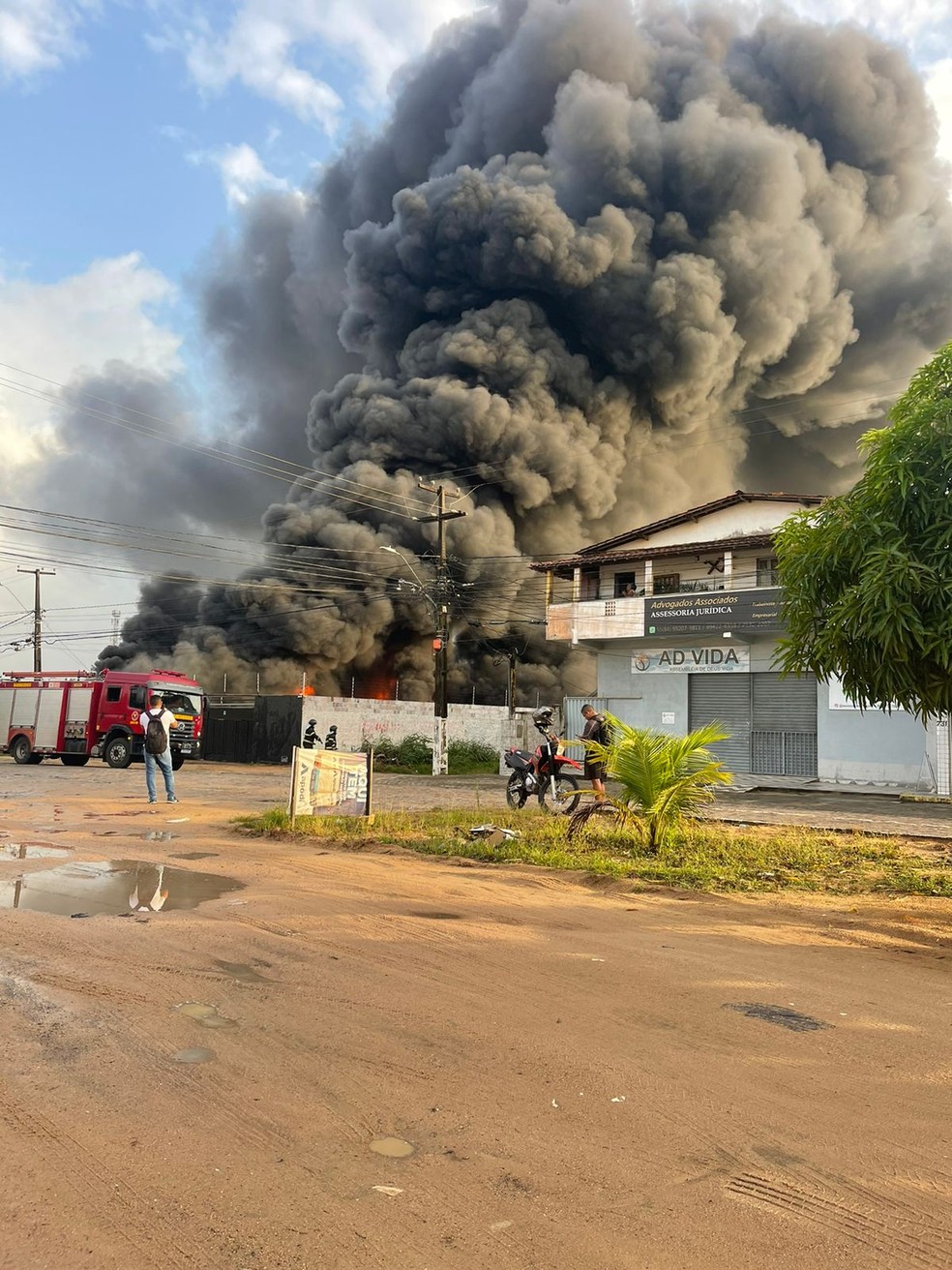 Incêndio em galpão com veículos na região metropolitana de Natal — Foto: Cedida