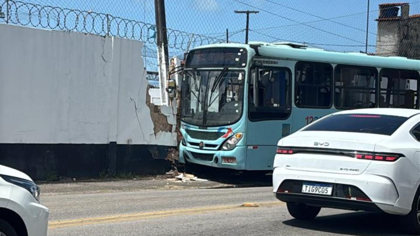 Ônibus colide e derruba parte do muro do campo de treino do Ceará; vídeo 