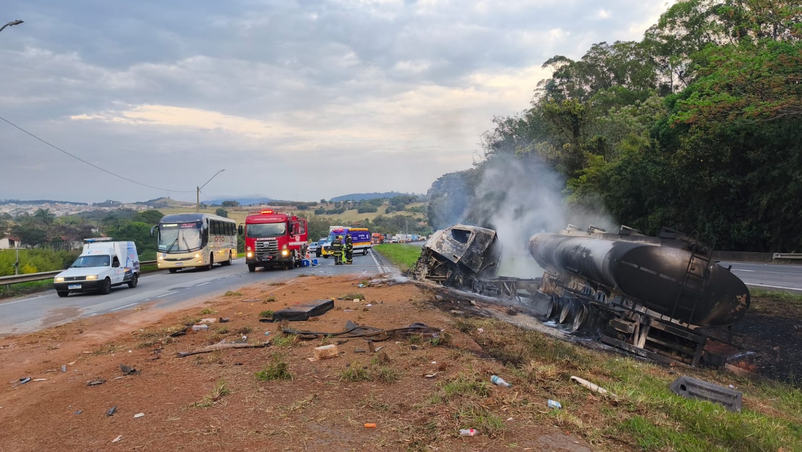 Acidente entre três carretas e carro mata uma pessoa na Rodovia Fernão Dias, em Vargem