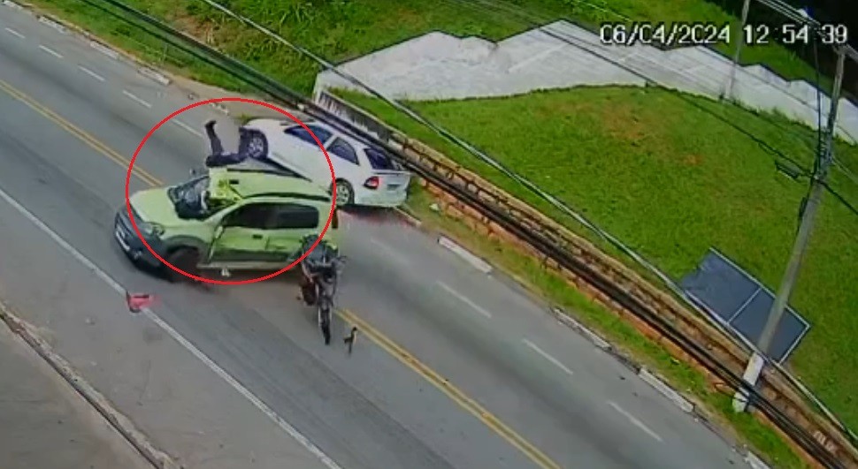 Motociclista morre ao ser arremessado e cair em capô de carro após acidente em Campo Limpo Paulista