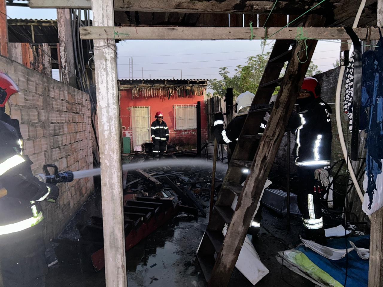 Incêndio destrói casa e atinge outras duas na Sacramenta, em Belém