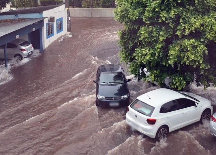 Forte chuva causa alagamentos em pontos de Assis