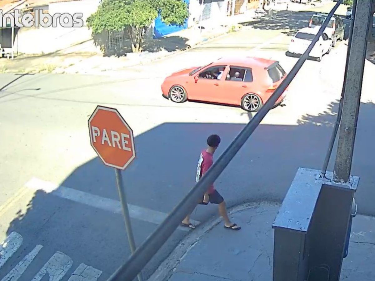 Vídeo mostra momento em que carro perde controle antes de atropelar adolescentes em ponto de ônibus em Piracicaba