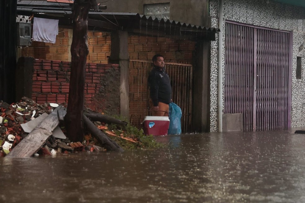 Bairro Mathias Velho volta a alagar em Canoas — Foto: Jonathan Heckler/RBS