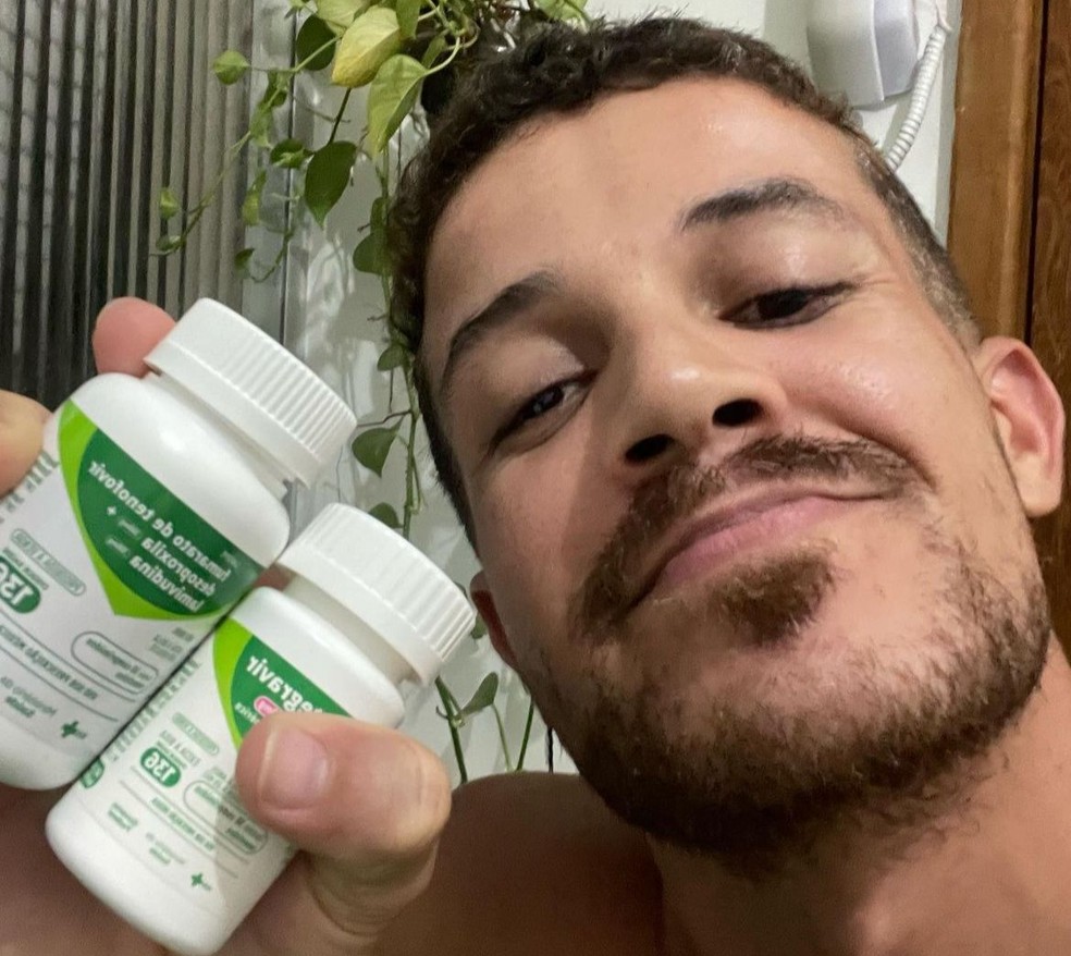 Ueverton Pessanha usa as redes sociais para falar sobre a vivência com HIV e informar outras pessoas — Foto: Redes sociais