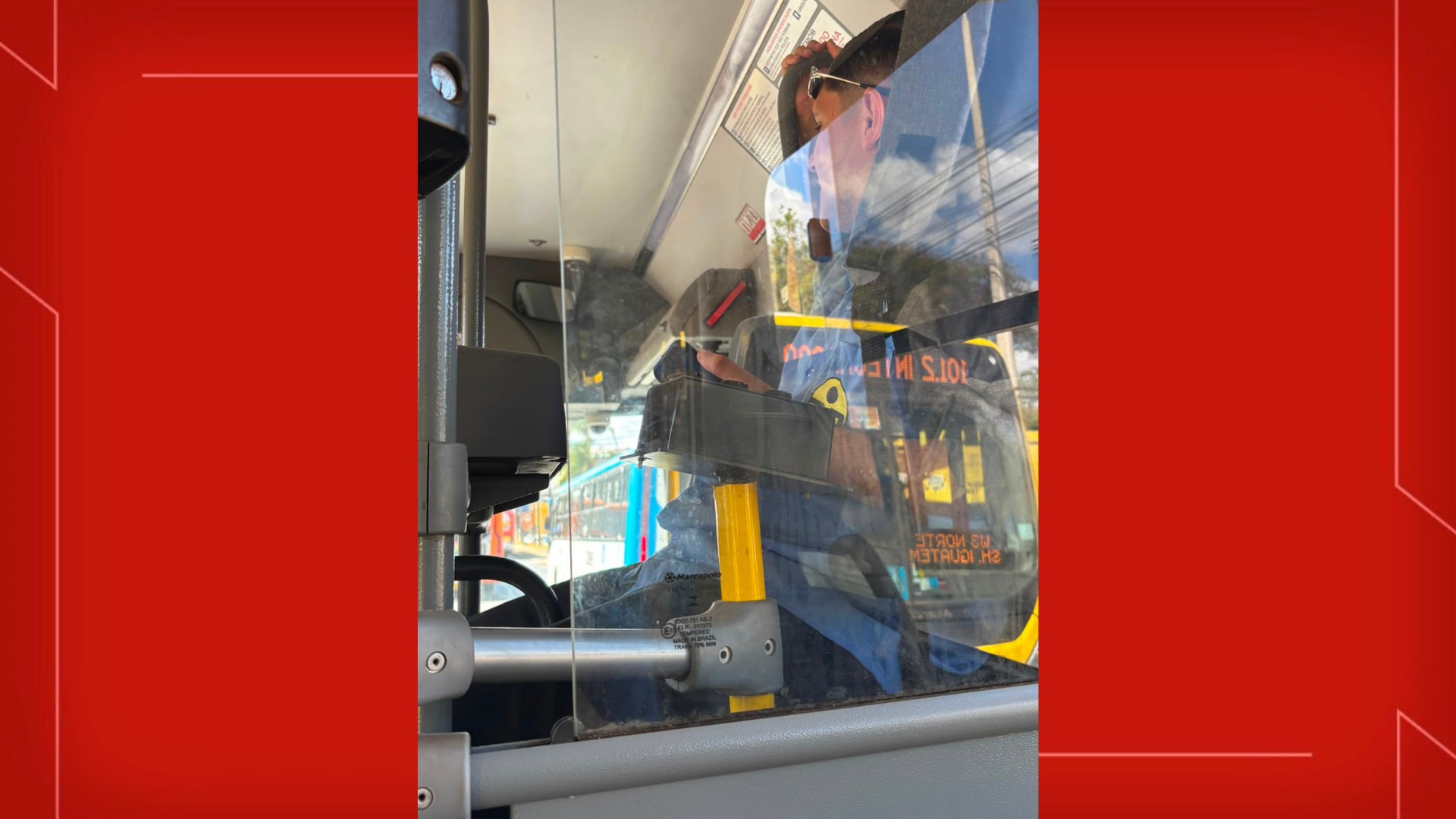 Cobrador de ônibus é gravado em ato obsceno contra passageira
