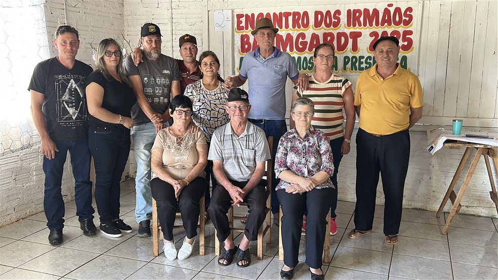 Em pé (da esquerda para a direita): Ivanildo, Noeli, Mauri, Rosa, Neri, Nelci, Ari. Sentados: Loni, Oscar e Lurde. — Foto: Eduardo Krais/RBS TV