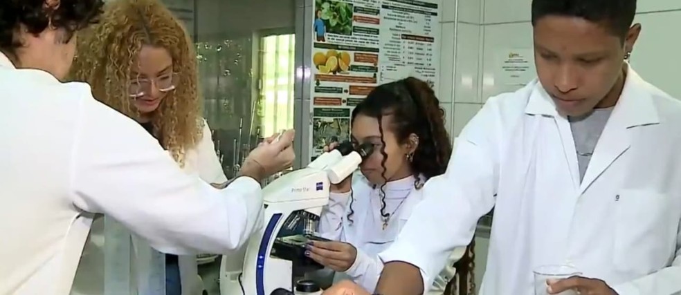 Jovens participam de grupo de pesquisa que desenvolveu o produto — Foto: Reprodução/TV Mirante