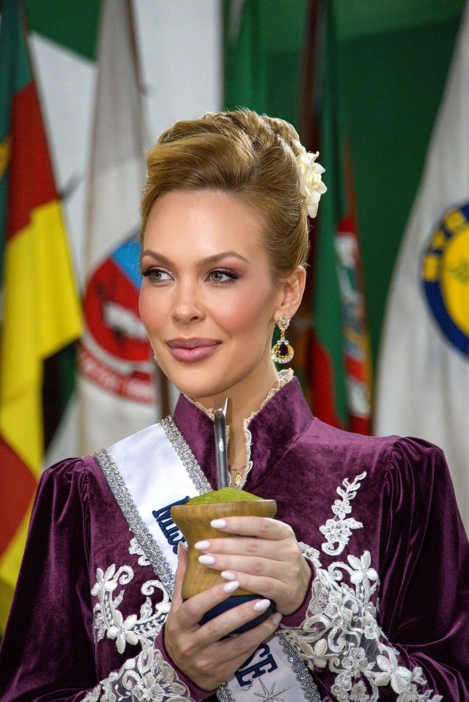 Miss Rio Grande do Sul desfila a cavalo no Rodeio Internacional de Soledade