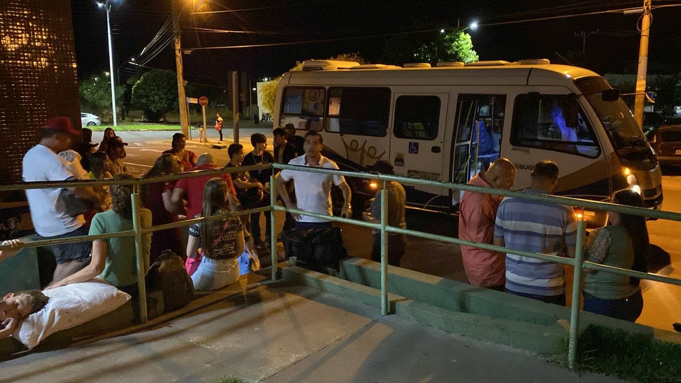 Passageiros esperam novo ônibus para continuar viagem. — Foto: Thalyta Andrade/TV Morena