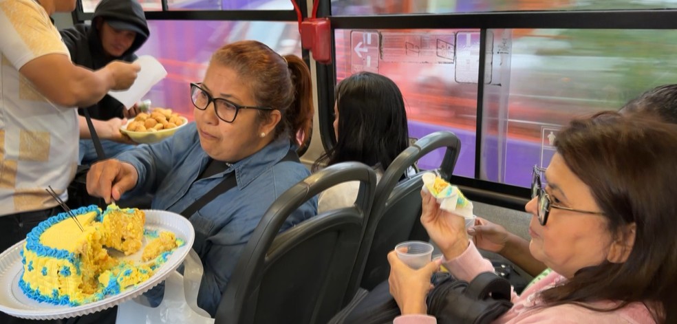 A festa no ônibus também teve salgadinho e refrigerante. — Foto: Júnior Evangelista/RPC