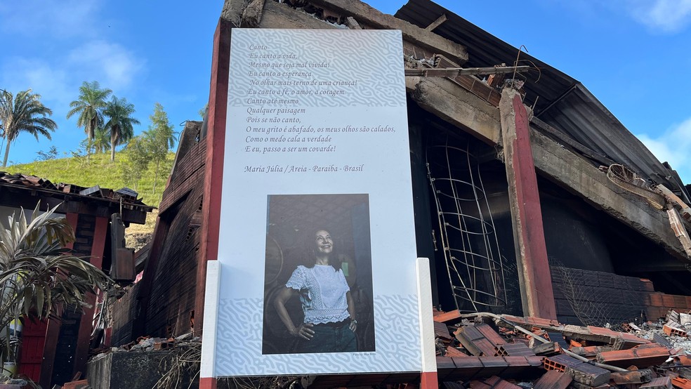 Placa com foto e poema de Maria Júlia foi uma das poucas coisas que resistiu ao incêndio no Engenho Triunfo, em Areia, PB — Foto: Pedro Júnior/Rede Paraíba
