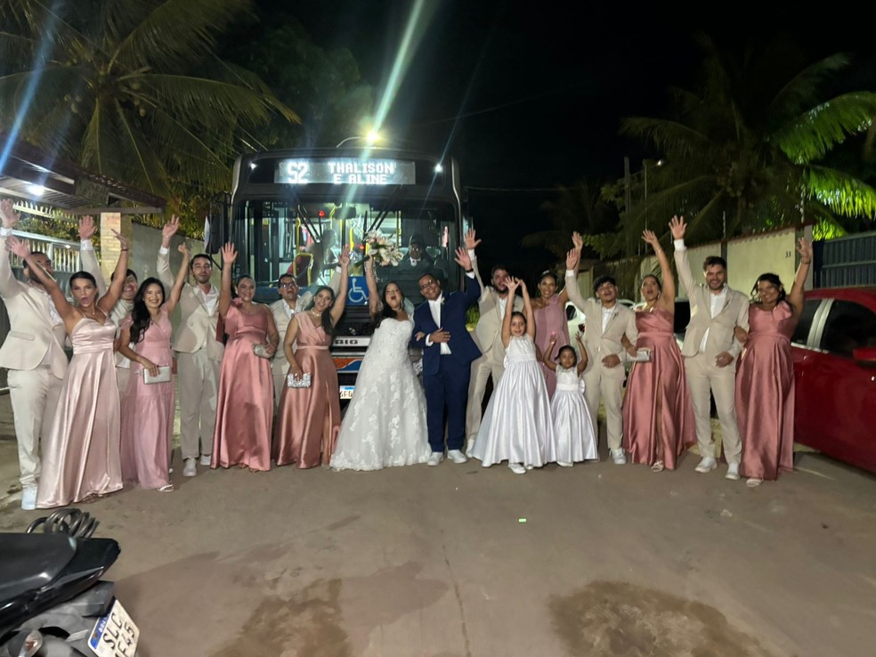 Noivos e padrinhos sa�ram da cerim�nia dentro do transporte � Foto: Arquivo Pessoal