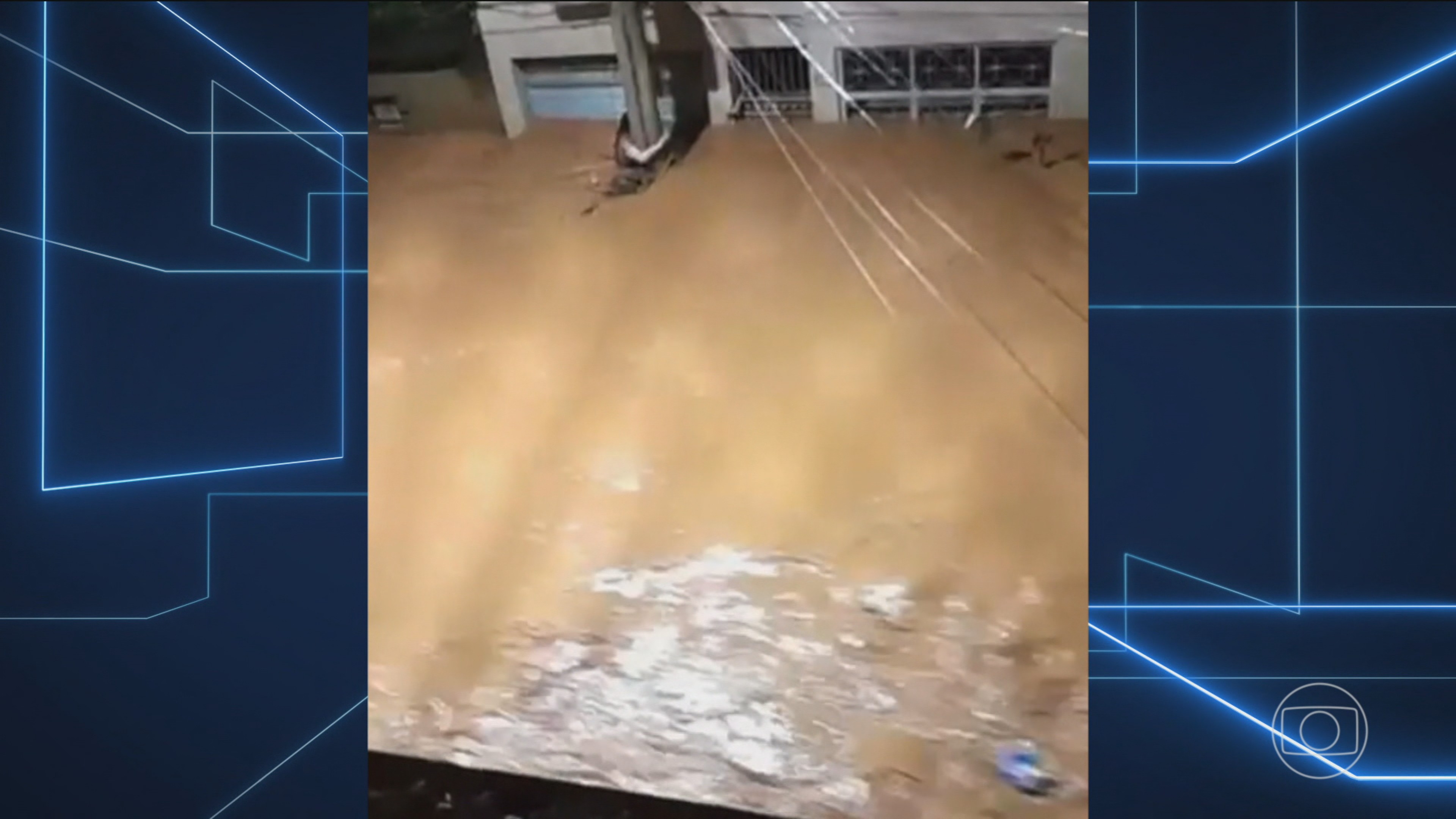 No meio da enxurrada em Ubá (MG), mulher espera socorro por 3 horas abraçada a um poste: 'Pedindo a Deus para sobreviver'