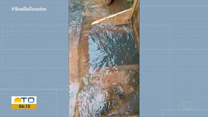Moradores reclamam do vazamento de esgoto na porta de casas