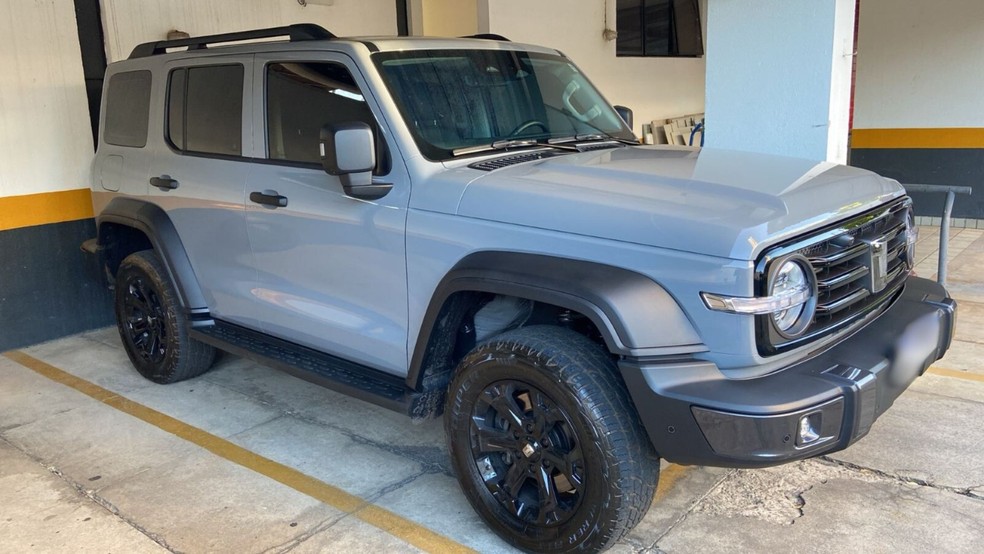 Carros, relógios, dólares e cerca de R$ 1 milhão apreendidos em operação contra fraudes na saúde — Foto: Divulgação/PF