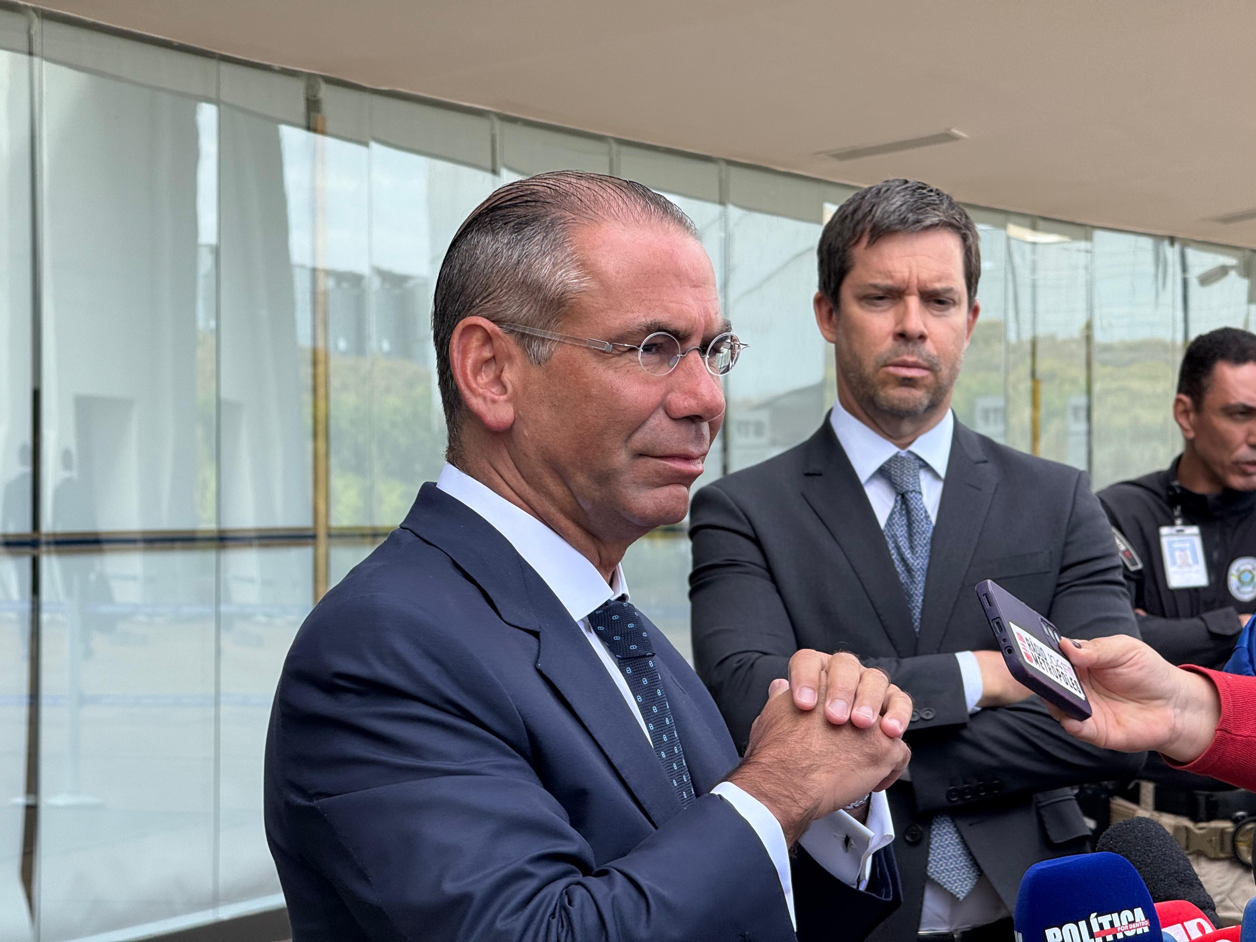 Advogado de Braga Netto diz que Cid mentiu sobre dinheiro em caixa de vinho e que pedirá anulação de delação