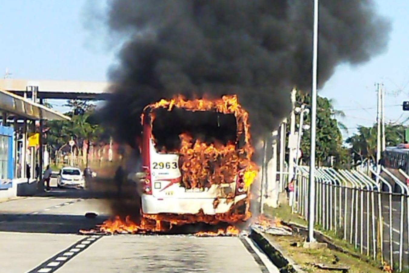 Incêndio destrói ônibus em terminal de Campinas