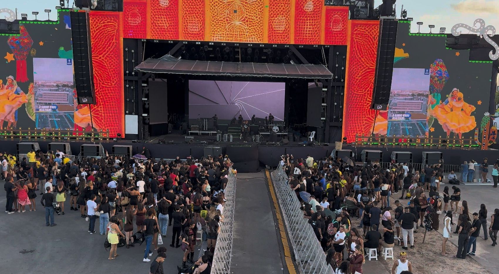 Fãs de Luan Santana já disputam espaço próximo ao palco do Arraiá do Povo em Aracaju