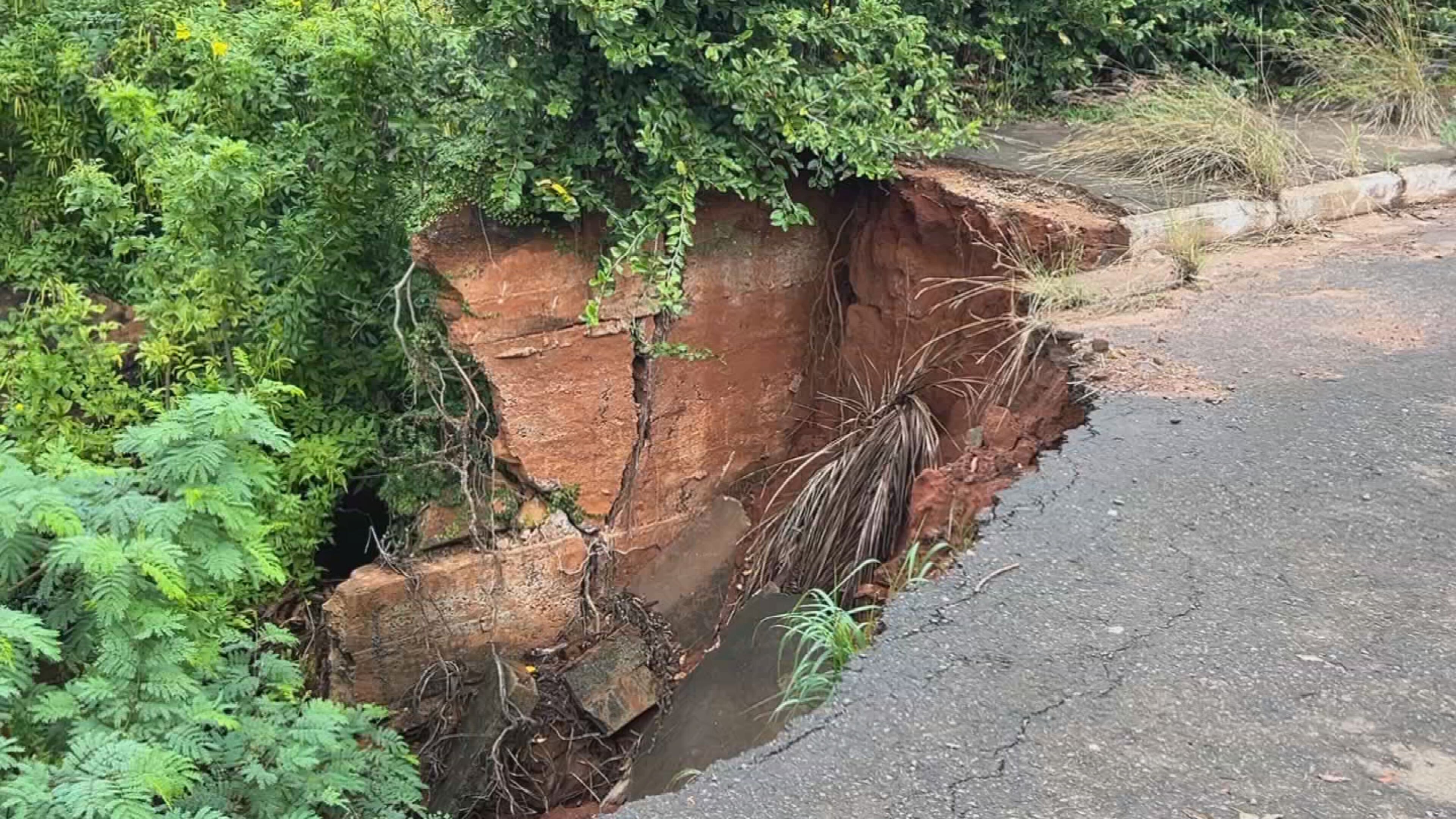Após um ano e seis meses, crateras ainda mantêm avenida interditada em Itápolis