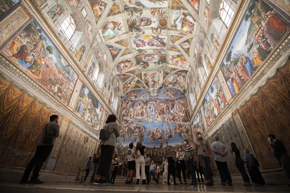 Visitantes admiram a Capela Sistina, em Roma — Foto: Alessandra Tarantino/AP