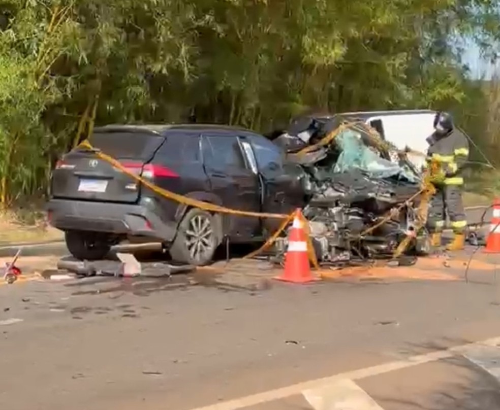 Grave acidente mata padre e deixa outro ferido em rodovia em Mococa (SP) &mdash; Foto: Gabriel Delena/Jornal Meio Dia