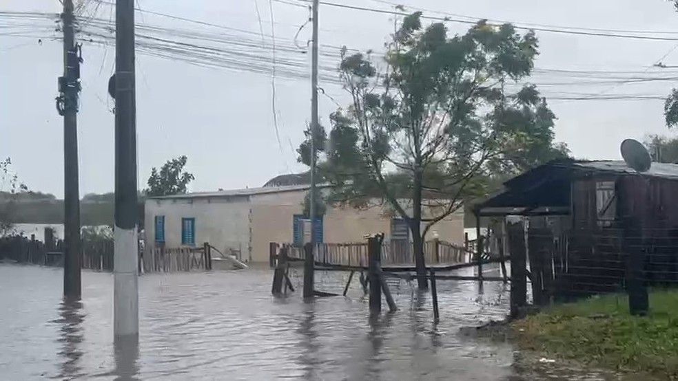 Registro de alagamento em bairro no município de Alegrete — Foto: Mariah Coi/RBS TV