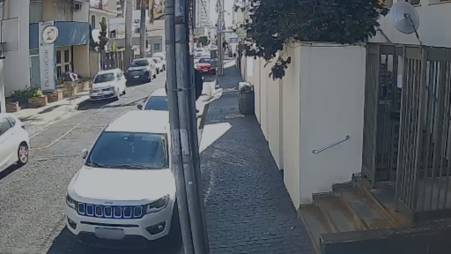 VÍDEO: Mulher tem carro roubado enquanto estacionava para ir em consulta médica em Uberlândia