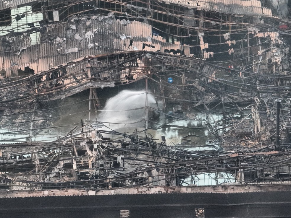 Galpão de fábrica de óleo na Ilha do Governador ficou destruído em incêndio que atingiu o local neste sábado (8) — Foto: Jefferson Monteiro / TV Globo