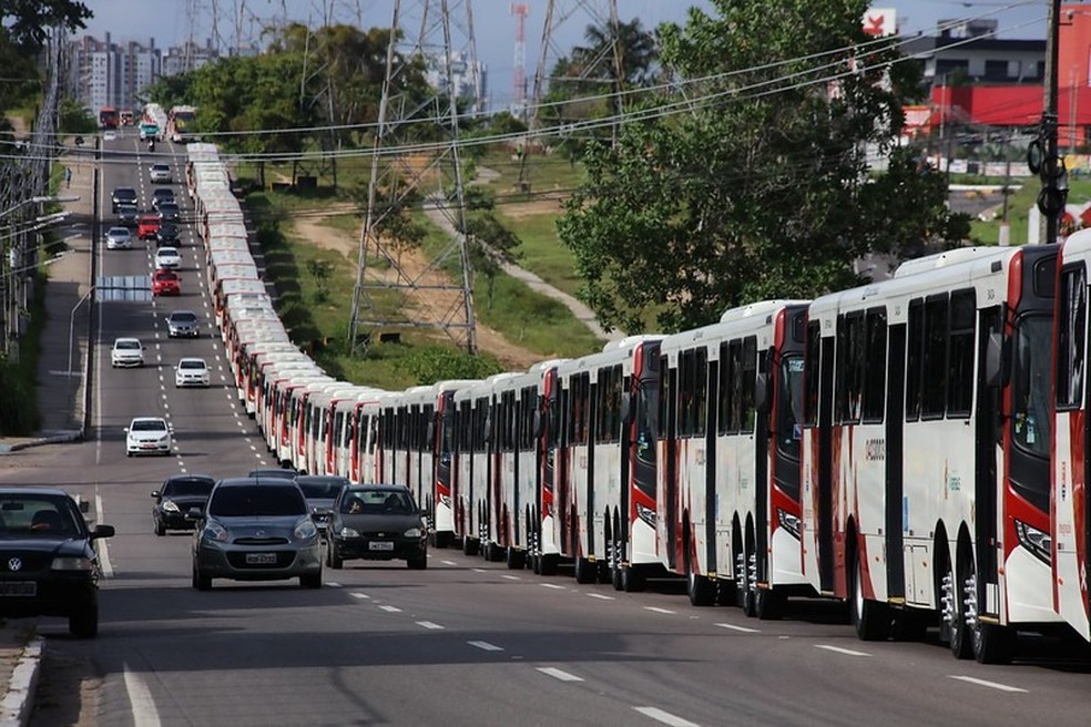 Novos ônibus entregues em Manaus — Foto: Semcom