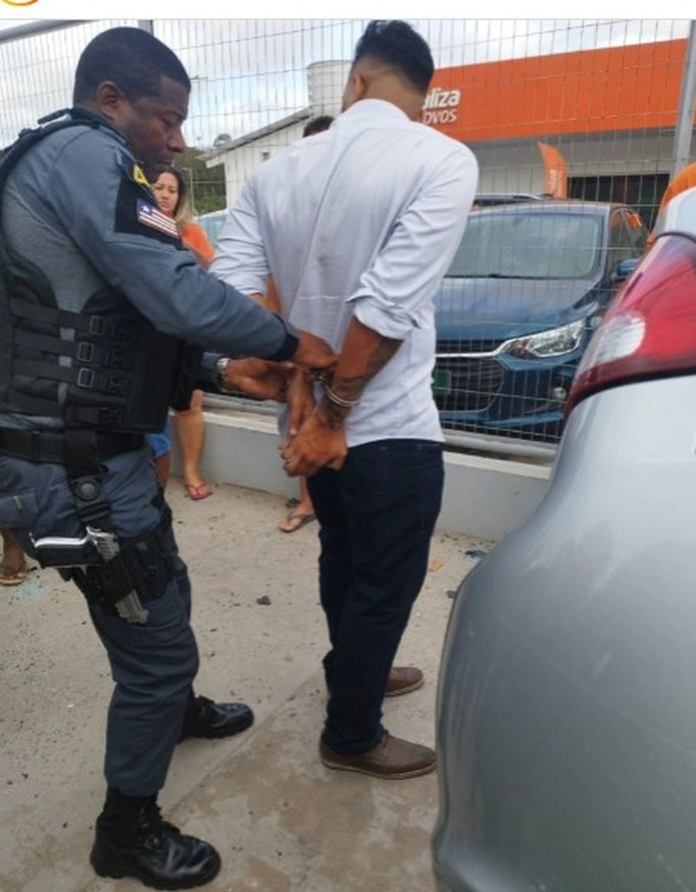 Carro invade parada de ônibus e atropela duas mulheres em São Luís; motorista apresentava sinais de embriaguez e foi preso — Foto: Ádria Rodrigues/TV Mirante