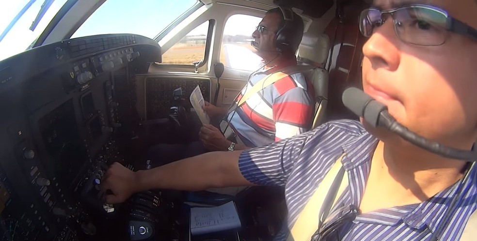 Fernando e o pai pilotando — Foto: Redes sociais