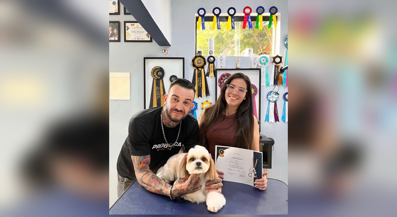 Tosador viraliza com vídeos de brincadeiras para acalmar animais em pet shop: 'Não querem ir embora'