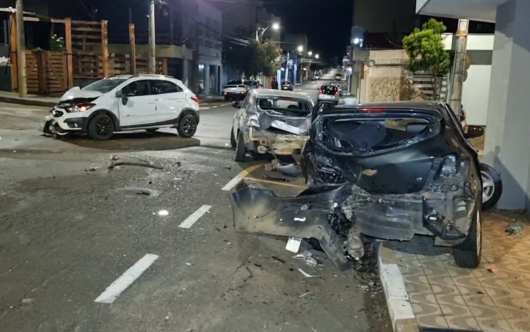 Duas pessoas ficam feridas em acidente entre quatro veículos em Passos, MG