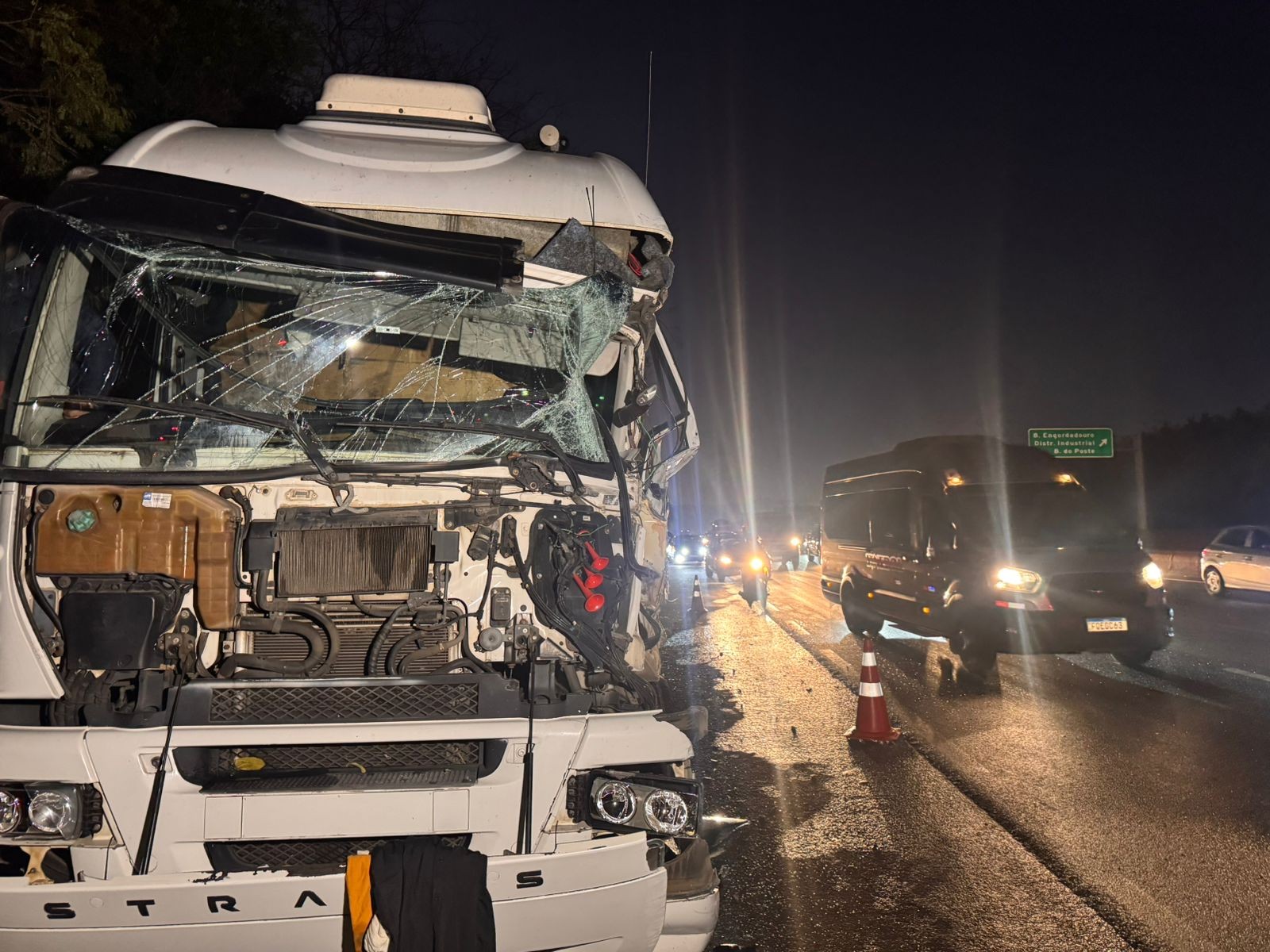 Batida entre ônibus e caminhão provoca lentidão em rodovia de Jundiaí 