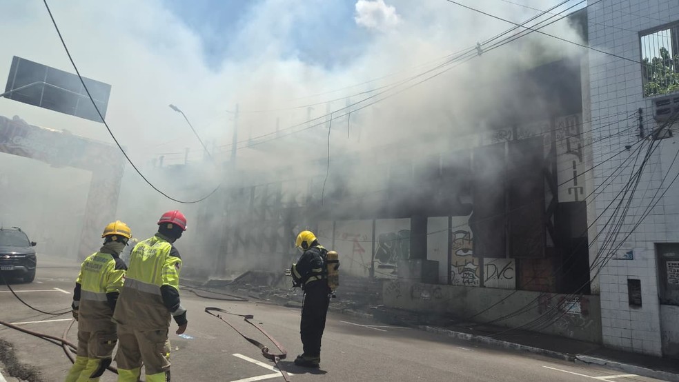 Bombeiros foram acionados para controlar incêndio no antigo Banco da Amazônia, no Centro de Manaus — Foto: Naine Carvalho/Rede Amazônica