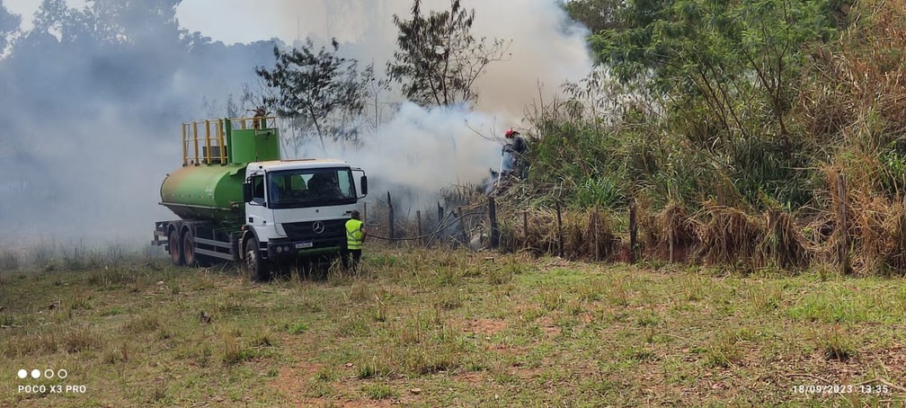Fogo atingiu uma área de 4 mil hectares onde os bombeiros fazem o rescaldo entre Tupã e Bastos — Foto: João Trentini /Divulgação
