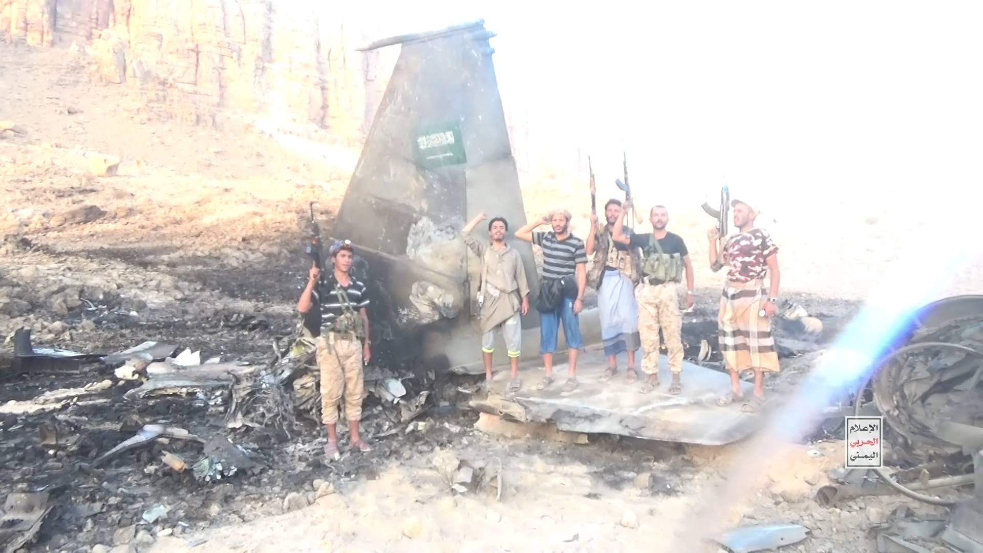 Houthis posam com destroços de F-15 saudita derrubado no Iêmen