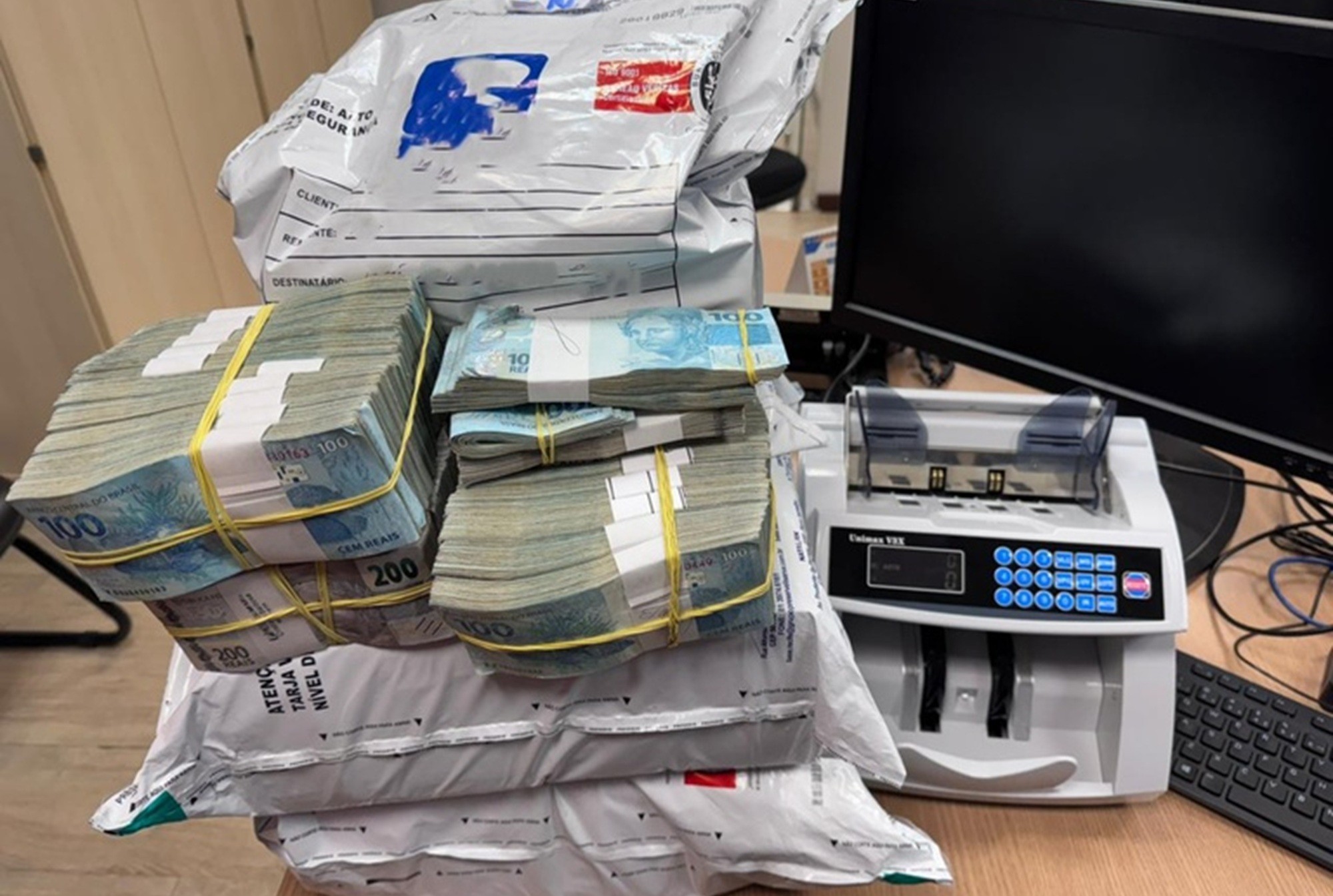 Quatro pessoas são presas com R$ 2,7 milhões em espécie em agência bancária no Recife