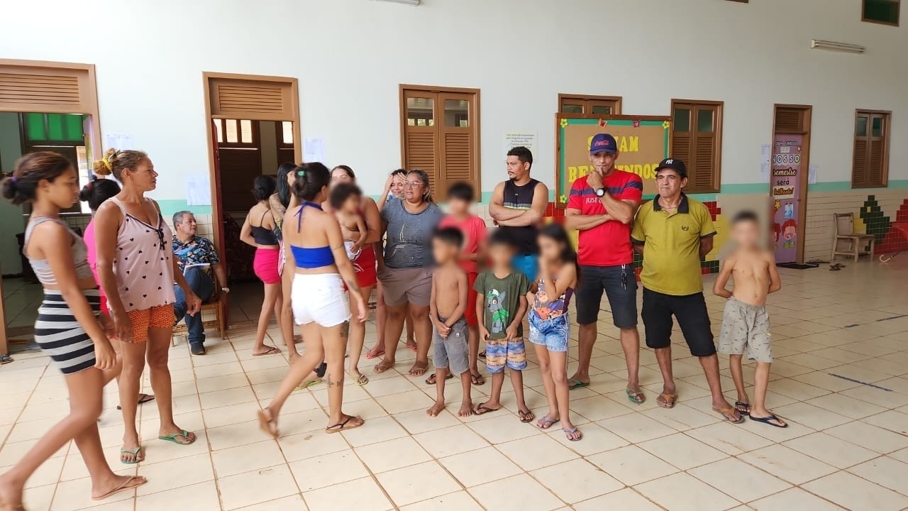 Moradores de bairro alagado invadem escola durante aula para se abrigar em Rio Branco: ‘Saí para sobreviver com meus filhos’