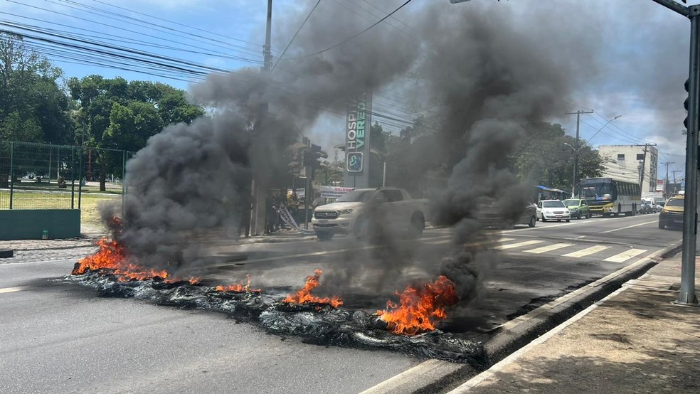 Ex-funcionários do Veredas ateiam fogo a pneus na Av. Fernandes Lima, em Maceió — Foto: Aldo Correia/TV Gazeta