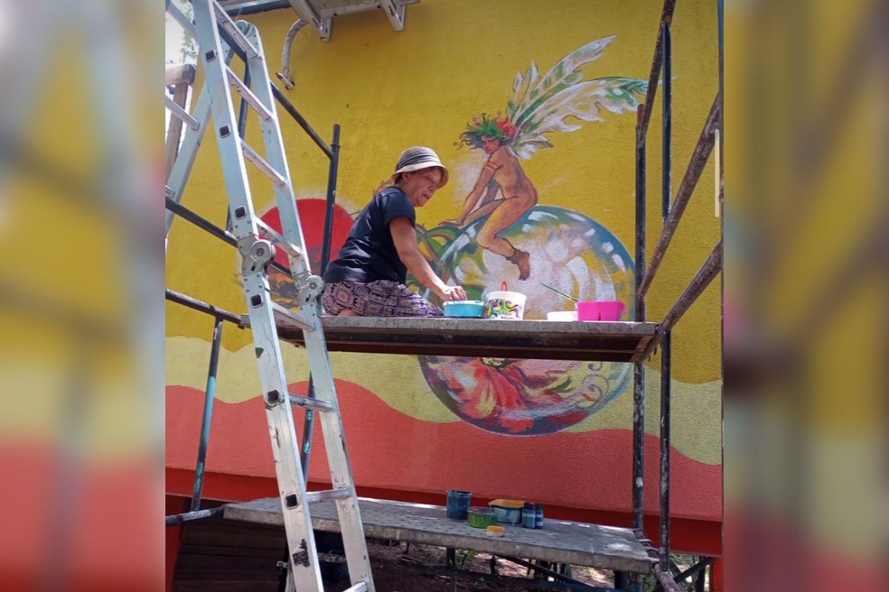 Edy Zeberto usou elementos da natureza, fadas e figuras femininas para decorar parede das minicasas de pousada — Foto: Arquivo Pessoal